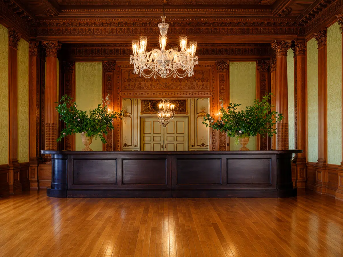 The Manhattan Bar 49"